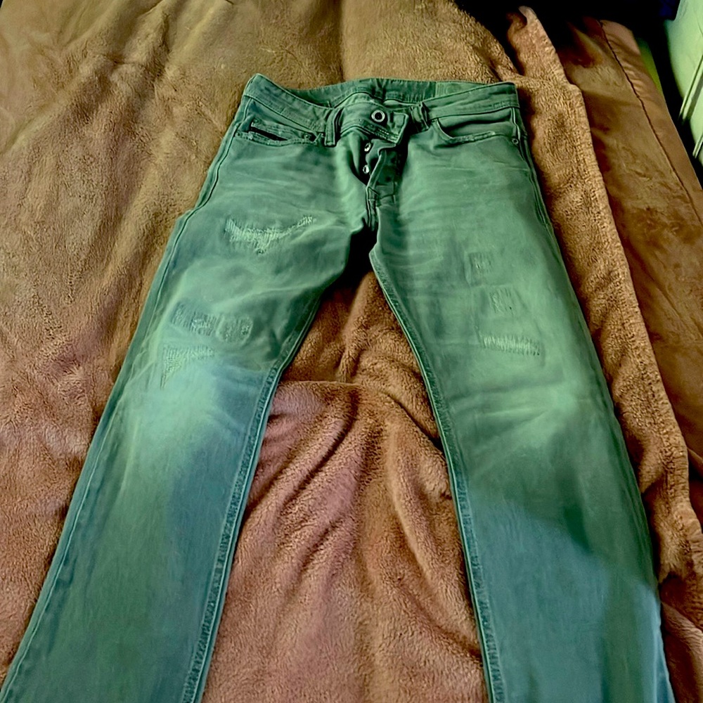 Men’s Diesel Jeans grey in color. Gently worn & no stains